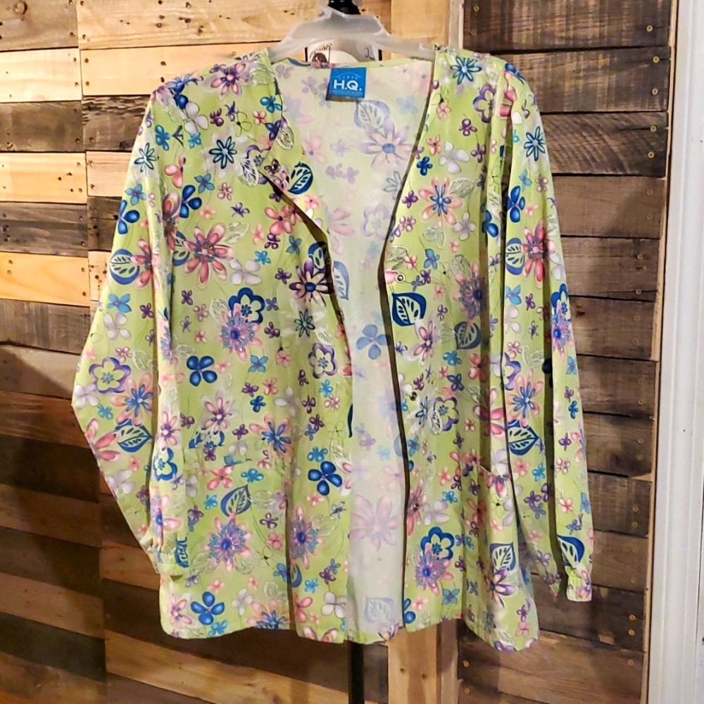 Bright floral scrub jacket ✨️ HQ brand sz medium